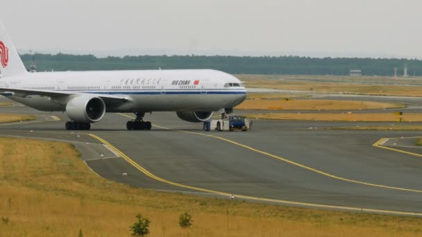 Ρυμούλκηση του Boeing 777 της Air China airlines — Αρχείο Βίντεο