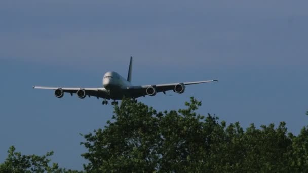 Superjumbo Airbus A380 en aproximación final — Vídeos de Stock