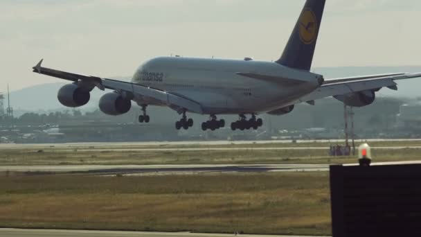 Superjumbo-Airbus A380 landet auf Flughafen Frankfurt am Main — Stockvideo