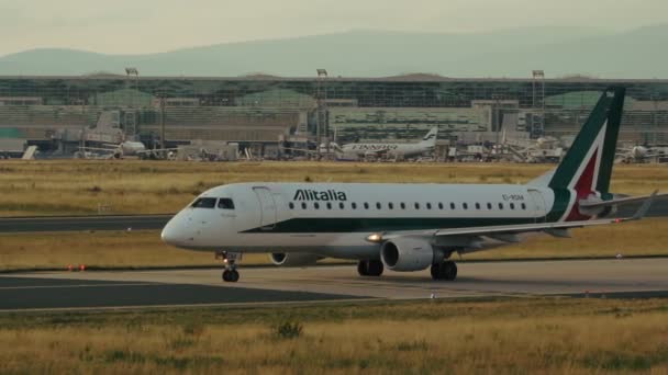 法兰克福主要 2017年7月17日 巴西航空工业 Erj 175Std Alitalia 航空公司的特写在法兰克福机场滑行到跑道 慢动作射击 — 图库视频影像