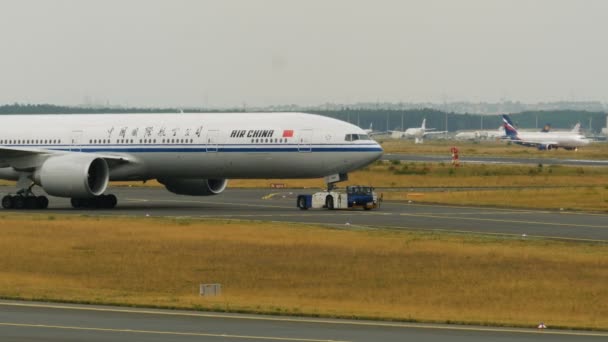 Ρυμούλκηση του Boeing 777 της Air China airlines — Αρχείο Βίντεο