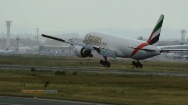 Emirates Skycargo yaklaşmakta olan Boeing 777 Frankfurt am Main için