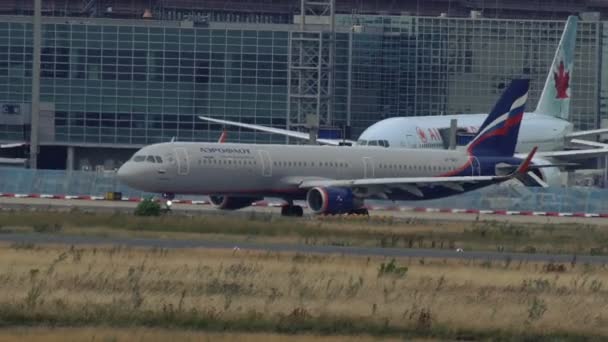 Airbus A321 de companhias aéreas Aeroflot taxiing em Frankfurt am Main aeroporto — Vídeo de Stock