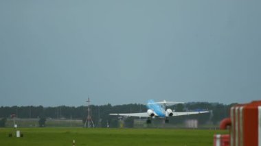 Fokker F70 Klm hızlandırır ve kapalı alır
