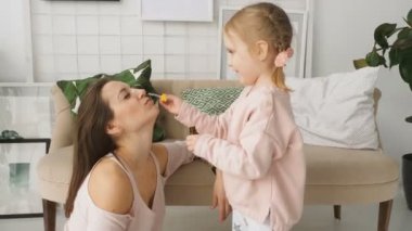 Küçük kız anne burun içinde ilaç damlayan