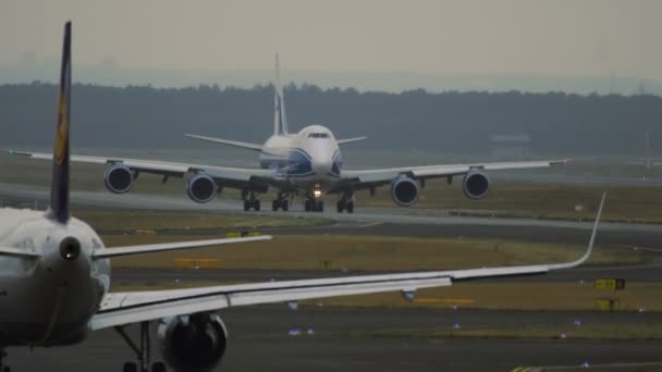 Boeing 747 da Air Bridge Cargo se movendo para a pista — Vídeo de Stock