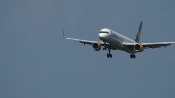 Boeing 757 das companhias aéreas Condor sobre a abordagem final — Vídeo de Stock