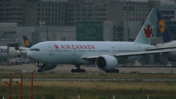 Boeing 777 da Air Canada companhias aéreas taxiing em Frankfurt am Main aeroporto — Vídeo de Stock