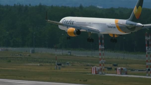 Boeing 757 авиакомпании Condor приближается к цели. — стоковое видео
