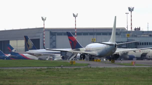 Boeing 737 av flyga Egypten taxning i Dusseldorf Flygplats — Stockvideo