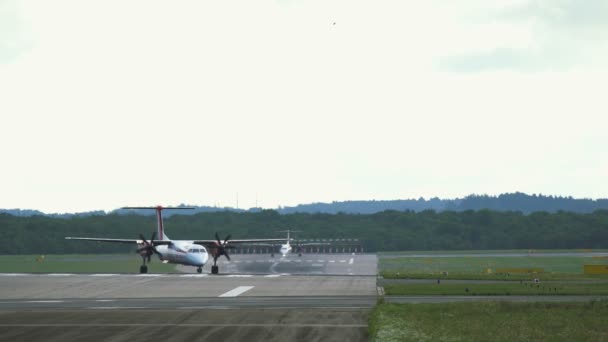 Turboélice Bombardier Dash 8 deixar para taxiway — Vídeo de Stock