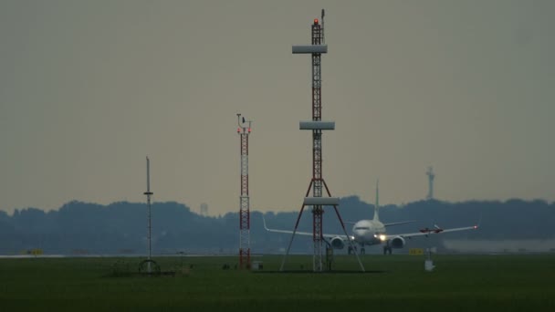 Boeing 737 компании "Трансавиа Арилин" ускоряется и взлетает — стоковое видео