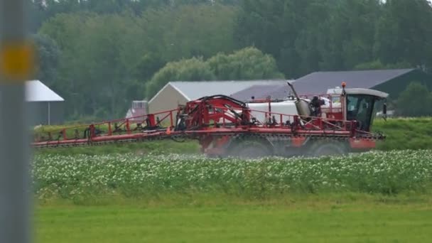 Сільськогосподарський обприскувач Tractor їде на полі — стокове відео