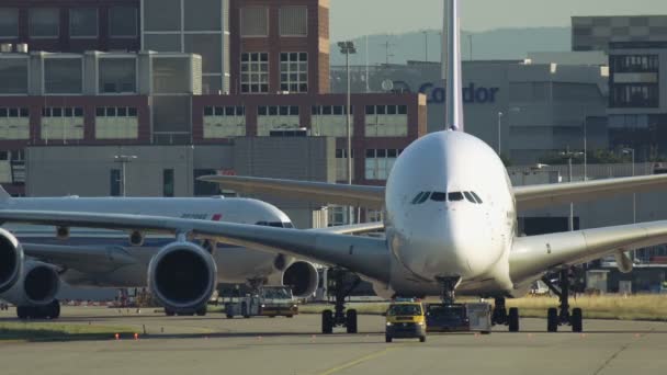 拖曳客机空客 A380 — 图库视频影像