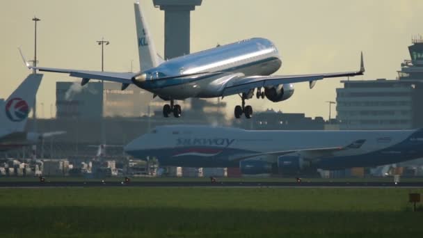 Letadlo Klm Airlines se blíží při západu slunce — Stock video
