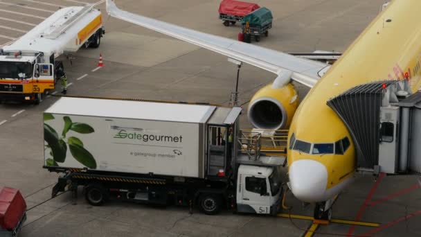 Camión de catering carga comidas de vuelo de avión — Vídeos de Stock