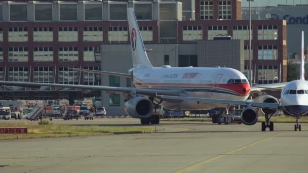 Reboque de Airbus A330 da China Companhias aéreas orientais — Vídeo de Stock