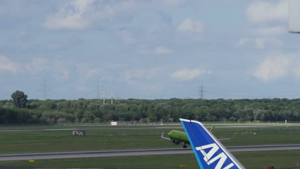 Boeing 737 de S7 Airlines despegando — Vídeos de Stock