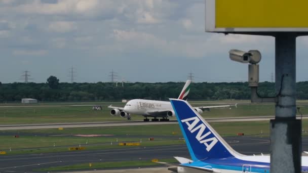 Airbus A380 прискорює на злітно-посадкової смуги і зліт — стокове відео