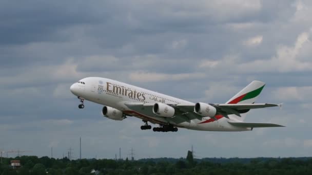 Sett fra siden ved løfting av Airbus A380 – stockvideo