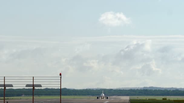 Avião comercial acelera na pista e decola — Vídeo de Stock