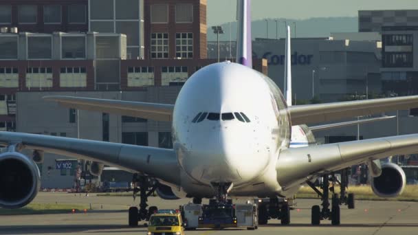 Remolque de Superjumbo Airbus A380 de Thai Airways — Vídeos de Stock