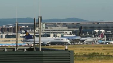 Lufthansa kargo Mcdonnell Douglas Md-11 arasında Frankfurt am Main terminal Taksilemek