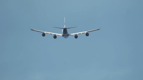 Silhouette di un aereo di linea a quattro motori che vola via — Video Stock