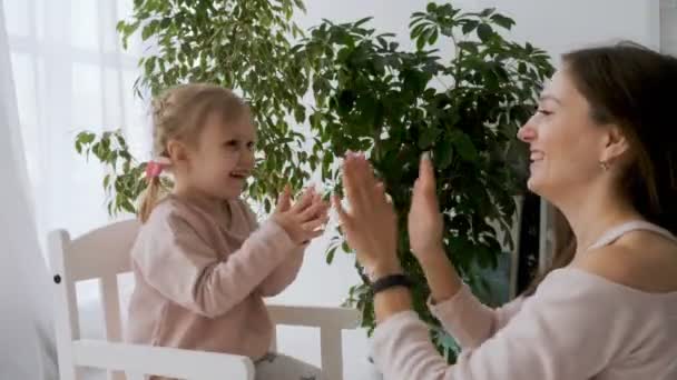 Mère et fille jouer applaudissements jeu intérieur — Video