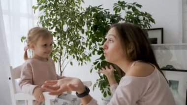 Anne ve daugter birlikte şarkıları söyleyerek