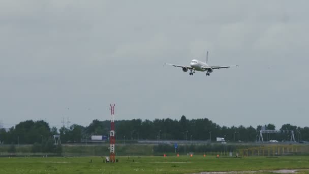 스키폴 공항에서 착륙 Vueling 항공사의에 어 버스 A320-214 — 비디오