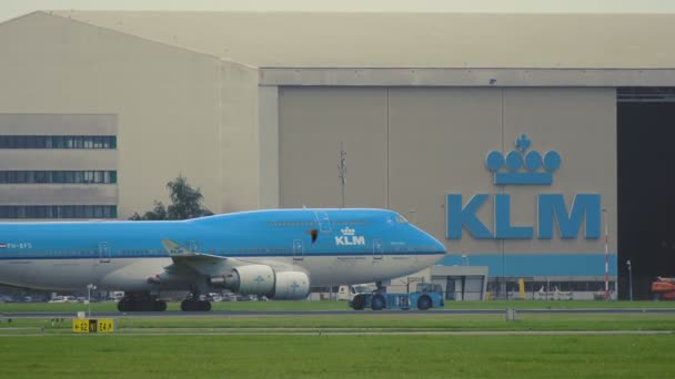 Boeing 747-406-M di KLM Airlines supera l'hangar di KLM — Video Stock