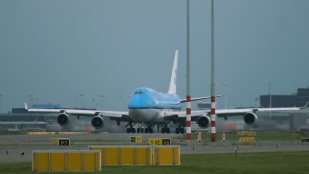 Le Boeing 747 de KLM Airlines roule vers la piste — Video