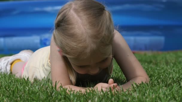 Schattig kind houden vlinders dan laten gaan — Stockvideo