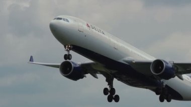 Kalktıktan Delta Hava Yolları'nın Airbus A330 Close-up