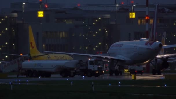 早朝の空港間で運転、燃料タンカー — ストック動画