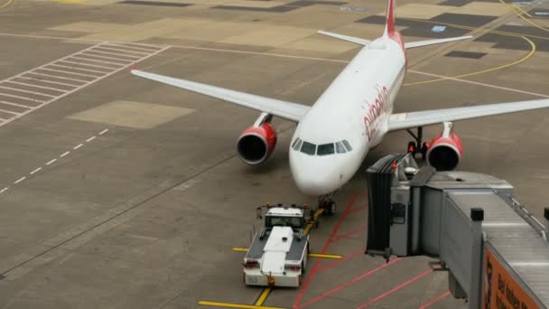 Trator de reboque empurrando Airbus A320 — Vídeo de Stock