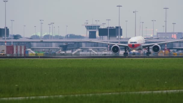 Boeing 777 di China Cargo Airlines è in taxi per la pista — Video Stock