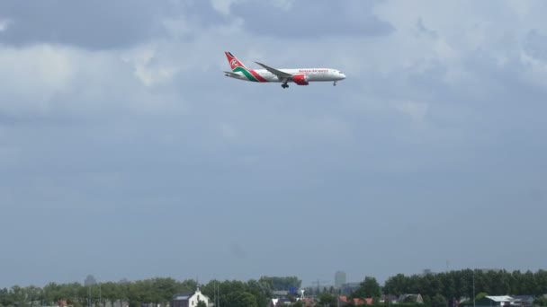 Boeing 787 Kenya Airways közeledik a Schiphol repülőtér — Stock videók