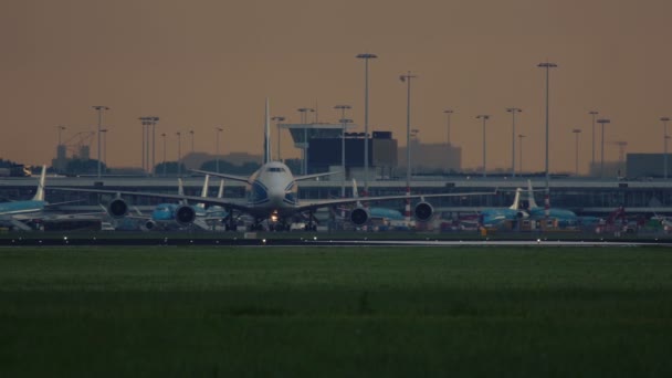 Αερογέφυρας φορτίου Boeing 747 τροχοδρόμησης στο αεροδρόμιο Schiphol του Άμστερνταμ στο ηλιοβασίλεμα — Αρχείο Βίντεο