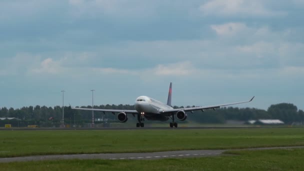 Airbus A330 de Delta Airlines despegando — Vídeos de Stock