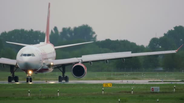 Airbus a330-223 von air berlin eingetroffen — Stockvideo