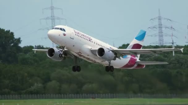 Крупный план взлета Airbus A319 авиакомпании Eurowings — стоковое видео