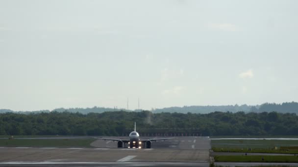 Airbus A320 in decollo e Fokker 70 in avvicinamento all'aeroporto — Video Stock