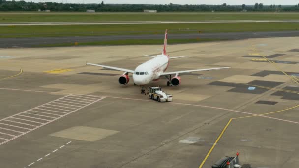 Ciągnik, spychając Airbus A320 — Wideo stockowe