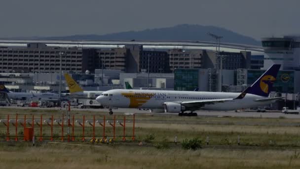 Boeing 767 di MIAT Mongolian Airlines si muove su rulliera — Video Stock
