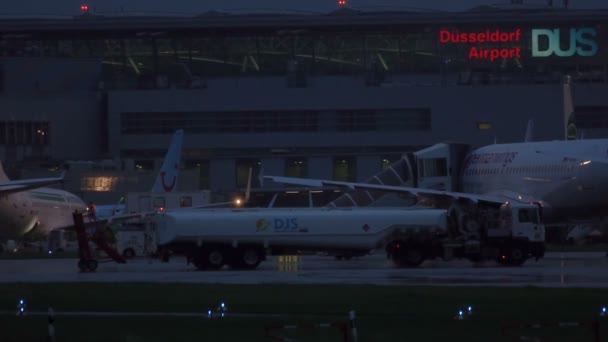 Yakıt tankeri arasında erken sabah havaalanında sürüş — Stok video