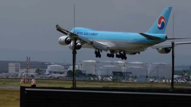 Boeing 747 de Korean Air Cargo aterrizando en el aeropuerto de Frankfurt am Main — Vídeos de Stock