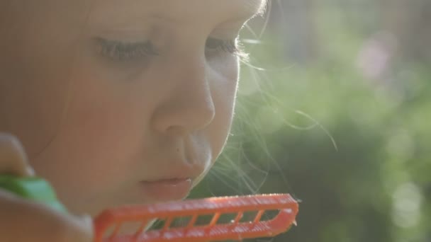 Roztomilé dívka foukání mýdlo bubliny — Stock video