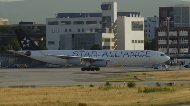Airbus A340-313 Lufthansa Star Alliance livrej pojíždění — Stock video